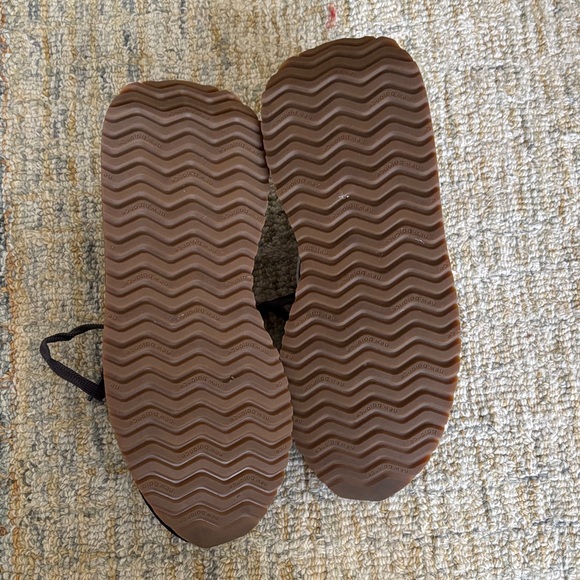 New Balance Women’s Black and White Sneakers - Picture 2 of 5